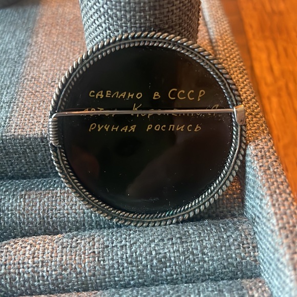 Russian Lacquer Troika Brooch - Picture 3 of 4